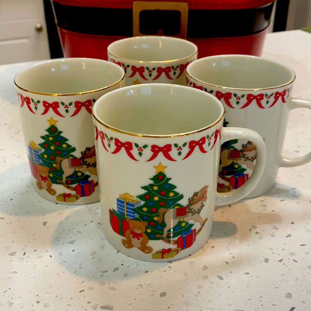 Beautiful pre-1990’s vintage Christmas mugs made in Japan. Mint condition.